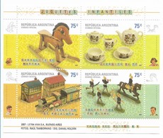 ARGENTINA 2006 CHILDREN TRADITIONAL TOYS GAMES MINIATURE SHEET MNH - Ungebraucht