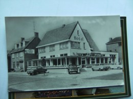 Nederland Holland Pays Bas Kruiningen Hotel De Uitkijk En Oude Auto S DAF - Kruiningen