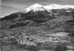 05-EMBRUN- LA VILLE SUR SON ROC, DANS LE FOND LE MONT SAINT GUILLAUME - Embrun