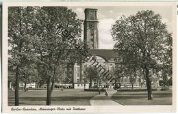 Berlin-Spandau - Münsinger Platz Mit Rathaus - Foto-Ansichtskarte - Verlag Kunst Und Bild Berlin 50er Jahre - Spandau