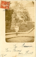 77 LAGNY CARTE PHOTO PETITE FILLE DEVANT LA STATUE DU PARC DE L'ABBAYE A LAGNY EN 1908 - Lagny Sur Marne