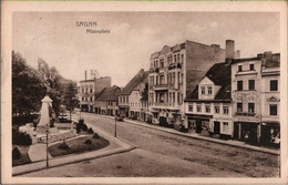 ! Alte Ansichtskarte Sagan, Nizzaplatz, Denkmal, Geschäfte, 1933, Polen - Pologne