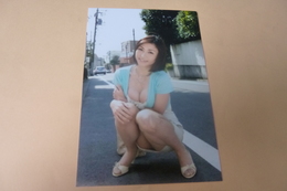 REPRODUCTION PHOTO ....BELLE  JEUNE FEMME ASIATIQUE SEXY.. DANS LA RUE - Persone