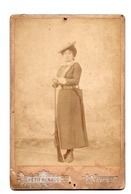 Nantes. Jeune Femme Avec Fusil.  Photo  Petit Renaud. - Ancianas (antes De 1900)