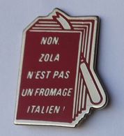 Q364 Pin's EMILE ZOLA écrivain N'est  Pas Un Fromage Italien Pin's Livre Avec Couteau Achat Immédiat - Personnes Célèbres