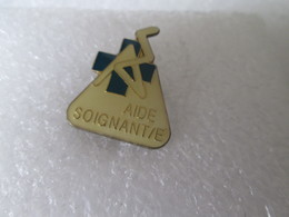 PIN'S   MEDICAL  AIDE  SOIGNANTE - Médical