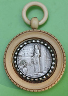 Gros Pendentif De Berceau "Sainte Geneviève Protectrice De Paris" D'après Puvis De Chavannes - Religious Medal - Religion & Esotericism