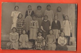 MK-27 Carte-Photo De Classe De Jeunes Filles, Probablement  Région Locle-Chaux-de-Fonds Selon Origine Du Lot.Non Circulé - Le Locle