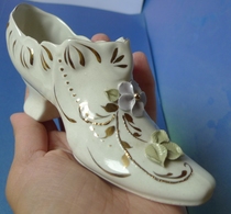 Old Porcelain Collectibles Shoe High Heel Figurine With Gold Trim Flower Hand Painted - Sonstige & Ohne Zuordnung