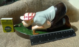 VTG SPORT GOLF Handmade Ceramic Figurine Golfer Blowing Ball In Hole Mark IC Lc - Abbigliamento, Souvenirs & Varie
