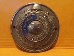 PLAQUE DE VEHICULE DE FEDERATION NATIONALE DES SAPEURS POMPIERS FRANCAIS DE LA REPUBLIQUE FRANCAISE, DIAMETRE 8 CM POIDS - Pompiers