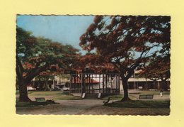 Nouméa - Place Feuillet Et Ses Flamboyants - Nieuw-Caledonië