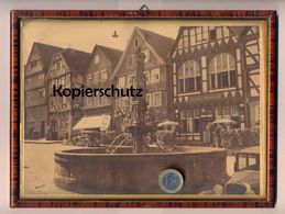 ALTES GERAHMTES BILD 1932 ORIGINALFOTO FRITZLAR MARKTPLATZ CONRAD PFENNIG AUTO OLDTIMER OLD CAR FOTO PHOTO MOTIV BRUNNEN - Fritzlar