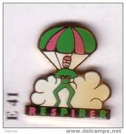 E03 Pin's PARACHUTE PARAPENTE RESPIRER Parachutisme Achat Immédiat - Parachutisme
