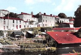 MONTFAUCON - Bord De La Moine - Lavoir - Hôtel De Chambéry - Renault 4L - Montfaucon