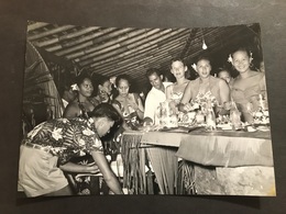 Croiseur Jeanne D’arc Polynésie 1955/1957 Groupe De Tahitiens Au Bar 15 X 10,5 - Oorlog, Militair
