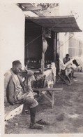 Carte-Photo  9x14. TUNISIE (vêtements Typiques)  L'heure De La Sieste Devant Les échoppes .Non Datée, Non Située - Tunisie