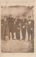 CARTE PHOTO à Identifier Conscrit & Groupe De Jeunes Hommes Endimanchés (trompette..) - Betogingen