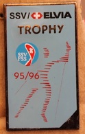 SSV / ELVIA - TROPHY - SKI ALPIN - 95/96 - FEDERATION SUISSE DE SKI - SSV - FSS - FOND BLEU - SCHWEIZ - SVIZZERA - (23) - Invierno