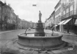 43-YSSINGEAUX- PLACE MARECHAL FOCH ET LA FONTAINE - Yssingeaux