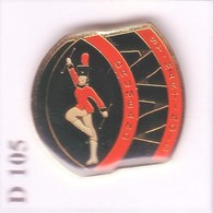 D105 Pin's Majorette Twirling Tambour SAINT MARTIN DE CRAU Drumband Provence Pin'up Pin'ups Achat Immédiat - Pin-ups