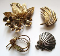 3 BROCHES BIJOU + 1 PORTE CLEF FORME COQUILLAGE NO ARGENT - Other & Unclassified