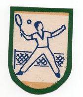 YUGOSLAVIA, TENNIS PLAYER, LABEL, SCHEVRON, IMPREGNATED TEXTIL, 6 X 4.5 Cm - Autres & Non Classés