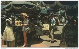 Bahamas  ,  NASSAU IN THE   BAHAMAS -   Tourists  Shopping . (voir Verso ) - Bahamas