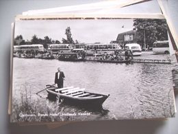 Nederland Holland Pays Bas Giethoorn Met Allemaal Bussen En Bootje Bij Hotel Hollands Venetië - Giethoorn