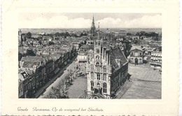 Gouda, Panorama, Op De Voorgrond Het Stadhuis - Gouda