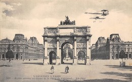 75001-PARIS-AVIATION, BIPLAN PASSENT AU-DESSUS DE LA PLACE DU CARROUSEL - Arrondissement: 01