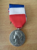 France - Médaille Du Travail En Argent 1er Titre (poinçon) Signée Borrel - Attribuée En 1996 - Diam. 27 Mm - En Coffret - Professionnels / De Société