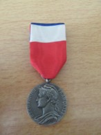 France - Médaille Du Travail En Argent 1er Titre (poinçon) Attribuée En 1980 - Diam. 27 Mm- Coffret + épingle - Professionnels / De Société