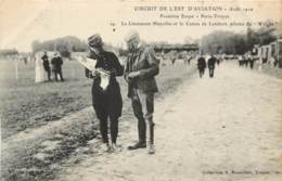 CIRCUIT DE L'EST D'AVIATION AOUT 1910 PREMIERE ETAPE LE LIEUTENANT MAYOLLES ET LE COMTE DE LAMBERT PILOTES DU WRIGHT - Piloten
