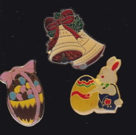 63673-lot De 3 Pin's..Fetes.Paques Lapin.oeuf.cloche - Weihnachten