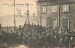 LE PUY JUBILE DE NOTRE DAME DU PUY 1910 GROUPE DE PELERINS SUR LA PLACE DU FOR - Le Puy En Velay