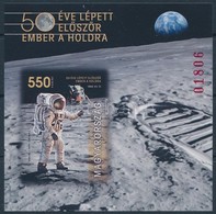 ** 2019 50 éve Lépett Először Ember A Holdra Vágott Blokk - Sonstige & Ohne Zuordnung