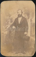 Cca 1870 Feltehetően Veress Ferenc (1832-1916) Kolozsvári Fotóst ábrázoló Fotó Egy Kolozsvári Család Albumából, 9×5,5 Cm - Autres & Non Classés