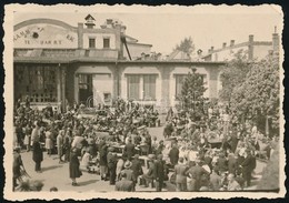 1945 Budapest, Kőbánya, Kammer Testvérek Textilipar Rt. épülete Emberekkel, Fotó, 6×9 Cm - Autres & Non Classés