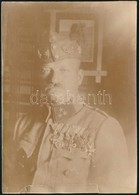 Cca 1914-1918 Százados Fotója Az I. Világháborúból, Sapka Jelvénnyel, Kitüntetésekkel, A Fotó Alján Szakadással, 11x8 Cm - Autres & Non Classés