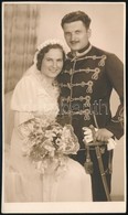 Cca 1920-1940 Zászlós és Felesége Esküvői Fotója, A Zászlós Nagytársasági Egyenruhában Kard, Fotólap, 13x8 Cm - Autres & Non Classés