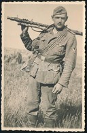 Cca 1939-1944 Géppuskás Német Katona Fotója, A Zubbonyán A Vaskereszt I. Osztályával, Fotólap, 13x8 Cm - Sonstige & Ohne Zuordnung