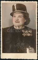 1939 Rendőrruhás Hölgy Portréja, Kitüntetésekkel, Karddal, Fotólap, 13x8 Cm - Autres & Non Classés