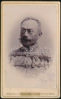 Cca 1899-1890 Cs. és Kir. Altábornagy Potréfényképe, Keményhátú Fotó, Znaim, Georg Fischer Műterméből, A Hátoldalán Aján - Autres & Non Classés