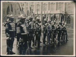 Cca 1920-1940 Testőrség/koronaőrség A Budavári Királyi Palota Udvarán, Fotó, 7x10 Cm - Autres & Non Classés