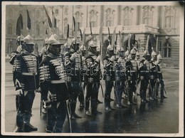 Cca 1920-1940 Testőrség/koronaőrség A Budavári Királyi Palota Udvarán, Fotó, 7x10 Cm - Sonstige & Ohne Zuordnung