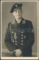 1939-1944 III. Birodalom Kriegsmarine Tengerészének Fotója, Vaskereszttel, Kitüntetéssel, Jelvényekkel, Fotólap, 13x8 Cm - Autres & Non Classés