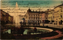 T2 1911 Besztercebánya, Banská Bystrica; Szökőkút, Fő Tér, Gyógyszertár, Holesch Árpád és Keppichernestin Utódának üzlet - Non Classés