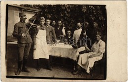 T2 1920 Örkény-tábor, Katonák Ebédlőasztalnál Combhússal és Hegedűssel / Hungarian Soldiers At The Dining Table. Photo - Ohne Zuordnung