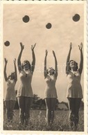 ** T2 Girl Gymnastics Class Outdoors. Foto Demmeler - Ohne Zuordnung